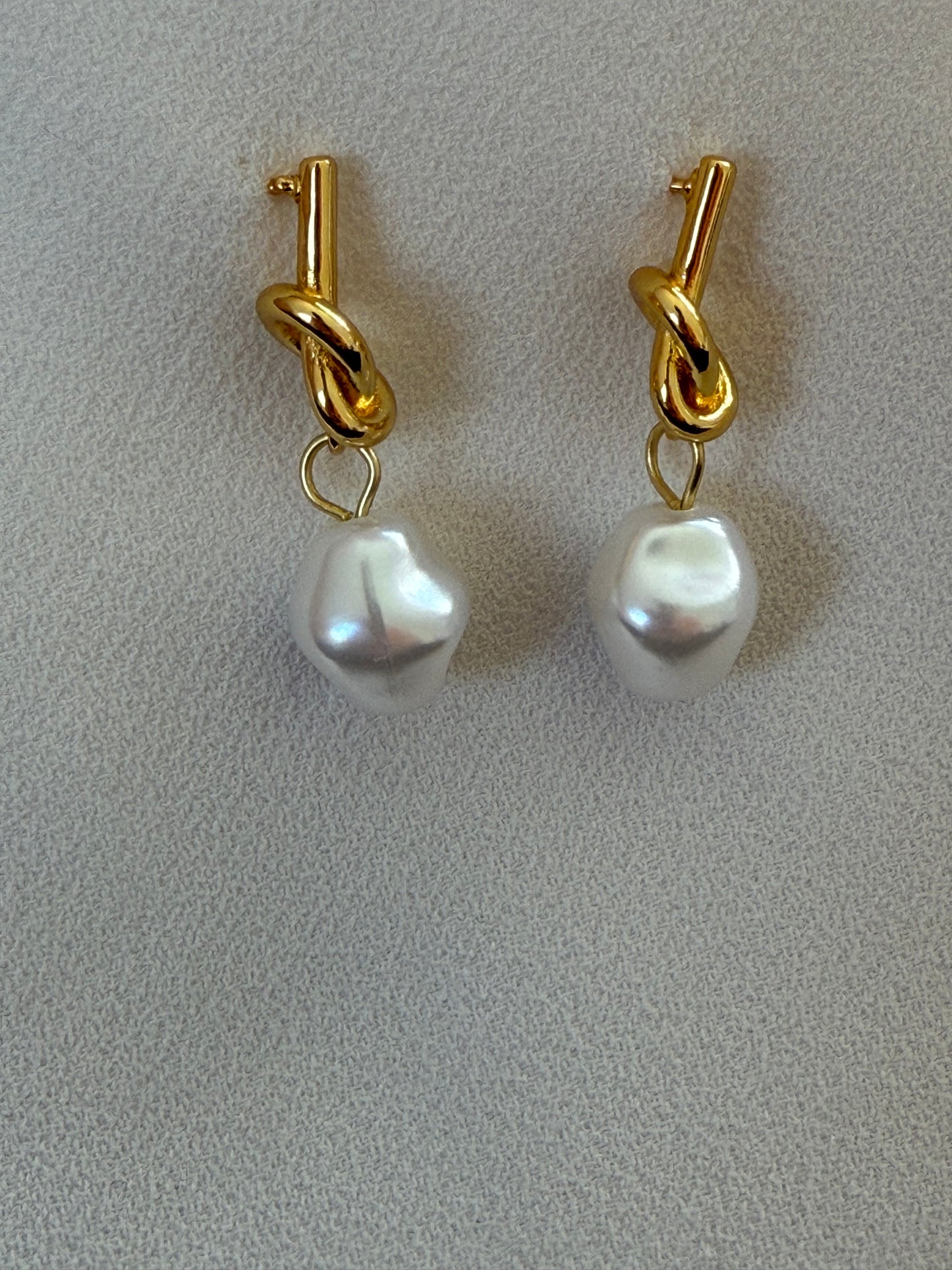 Knot pearl drop
