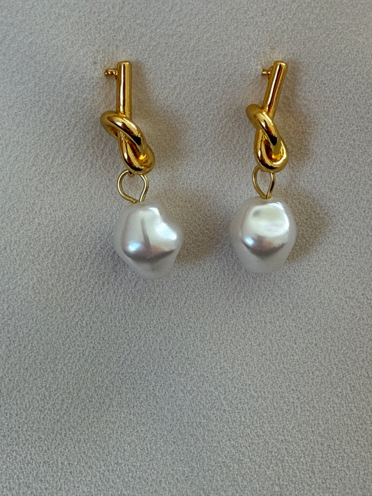 Knot pearl drop