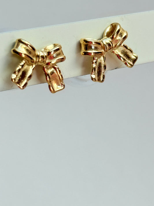 White bow pearl stud