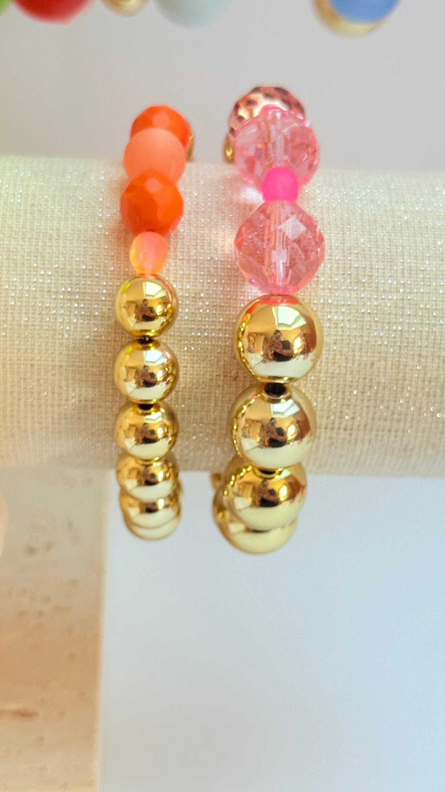 Gold acrylic & pink faceted bead bracelet