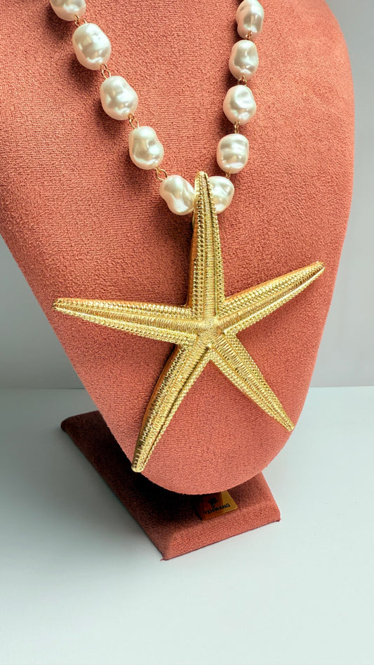 Statement pearl necklace