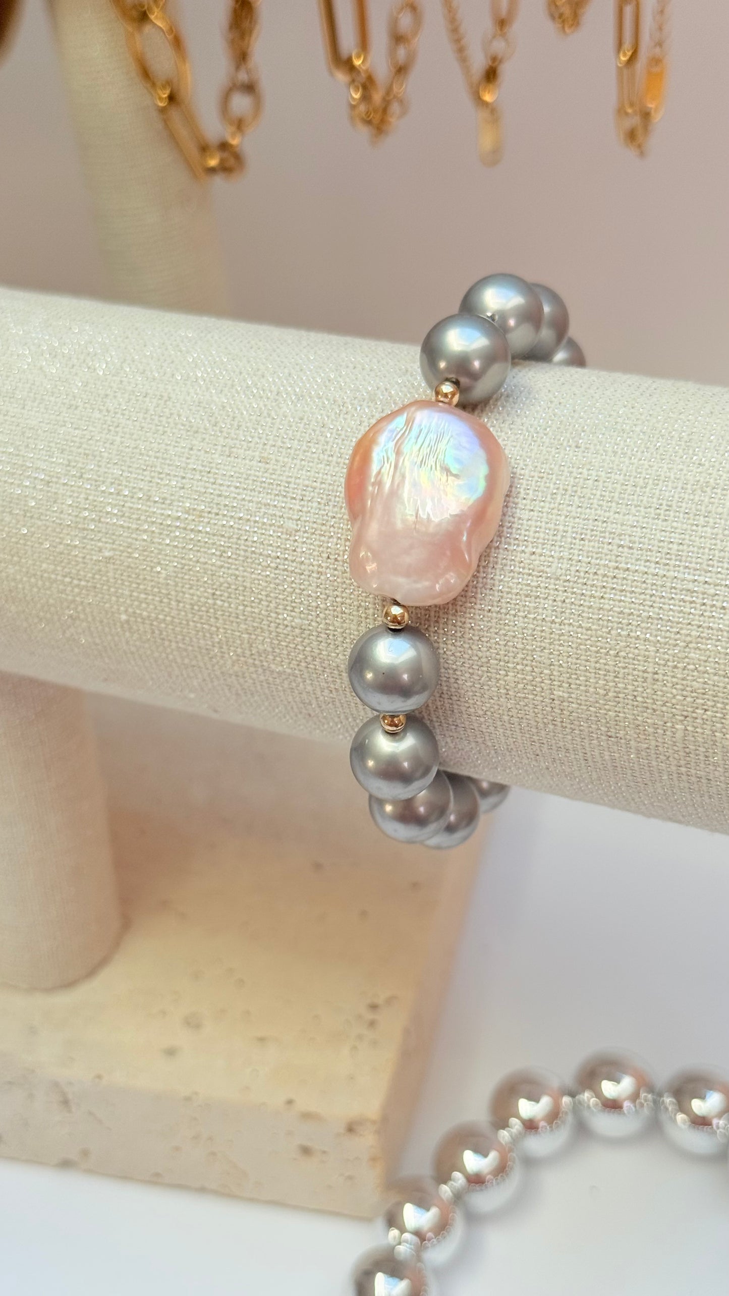 Grey shell pearl & blush freshwater centre pearl