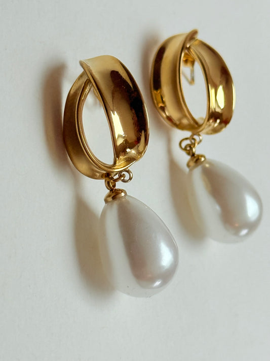 Gold pearl kiss Earrings