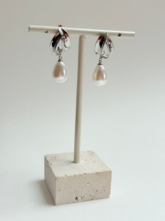 Silver pearl kiss Earrings