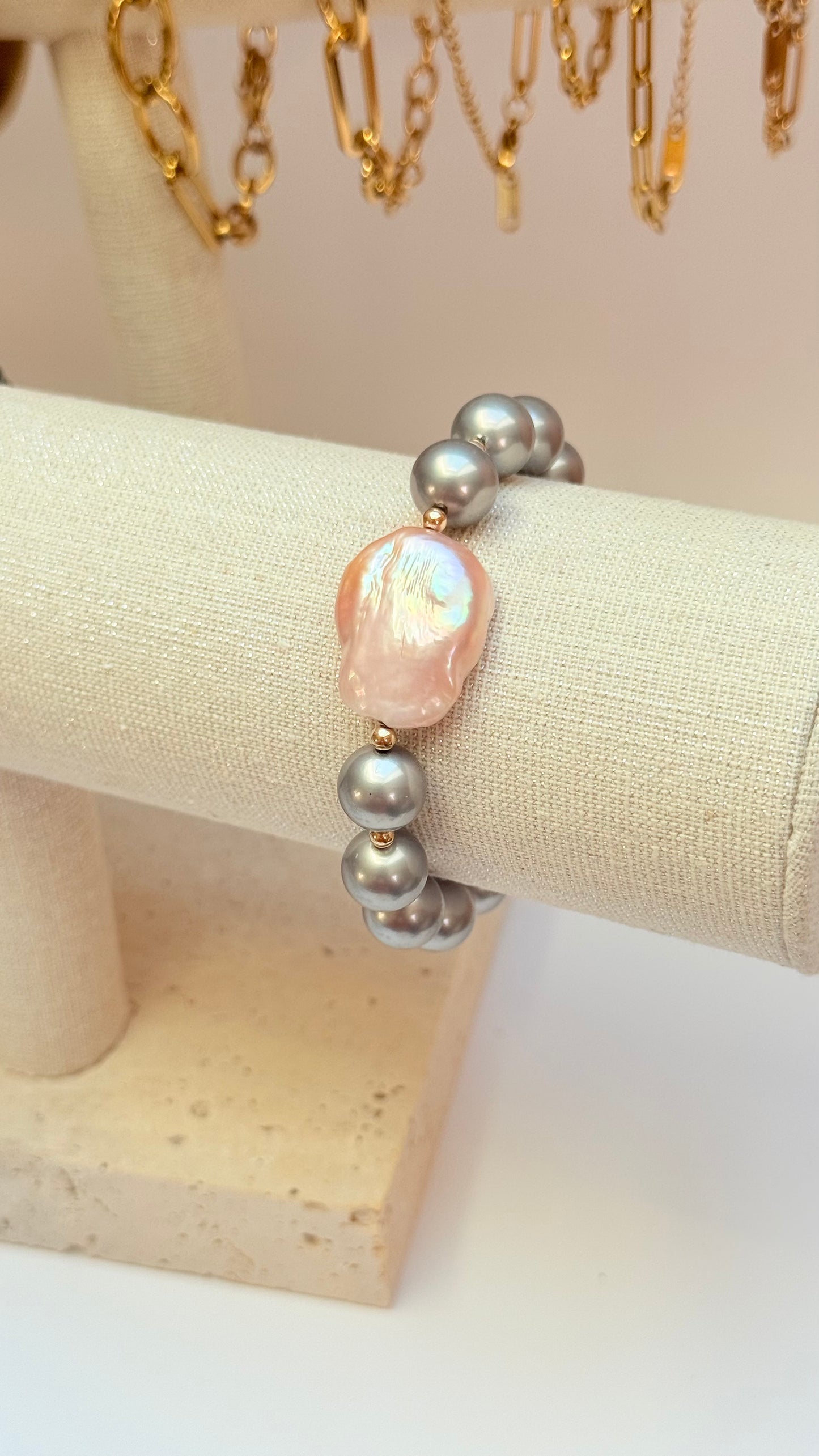 Grey shell pearl & blush freshwater centre pearl