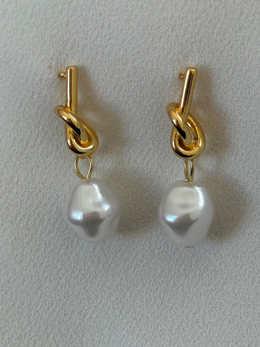 Knot pearl drop