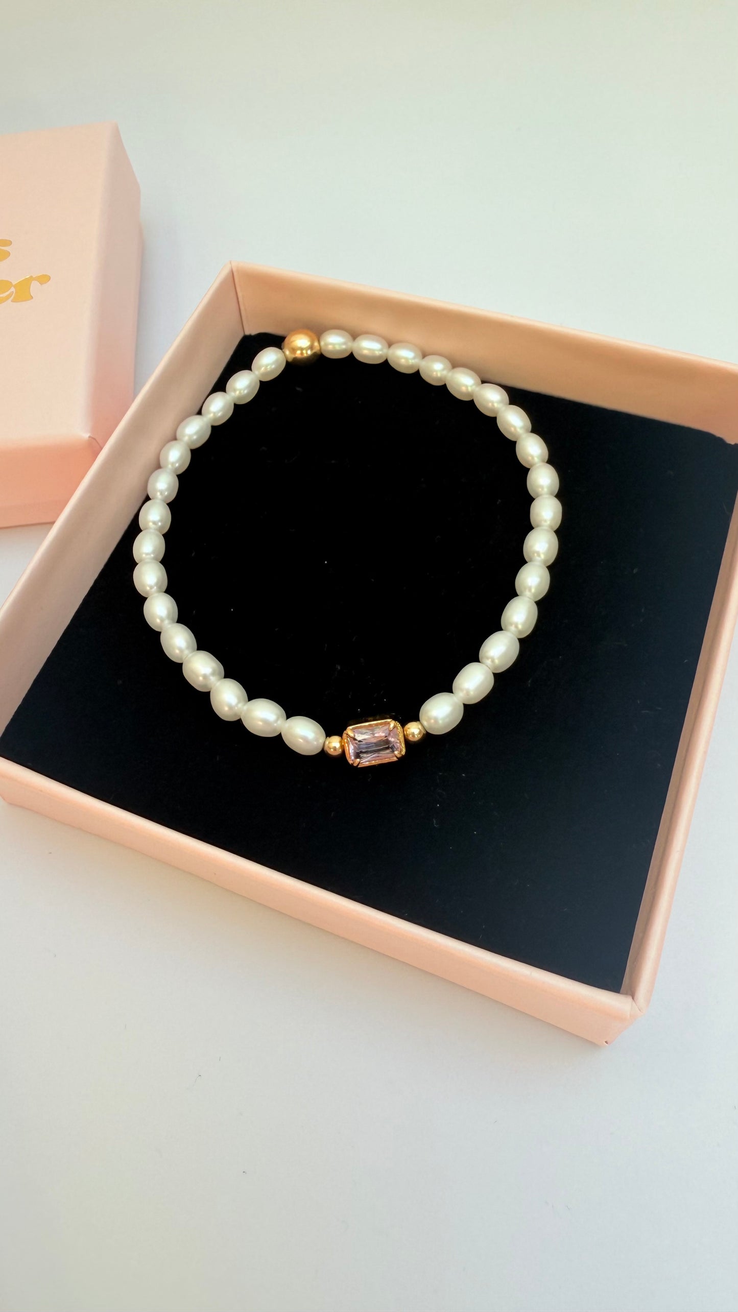 Pearl bracelet with 3micron pink centre bead