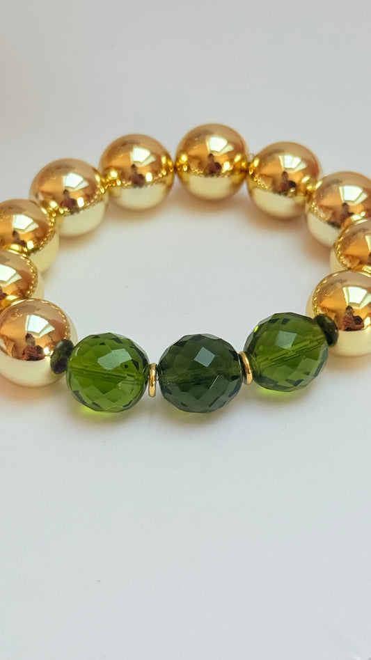 Gold acrylic & green faceted bead bracelet