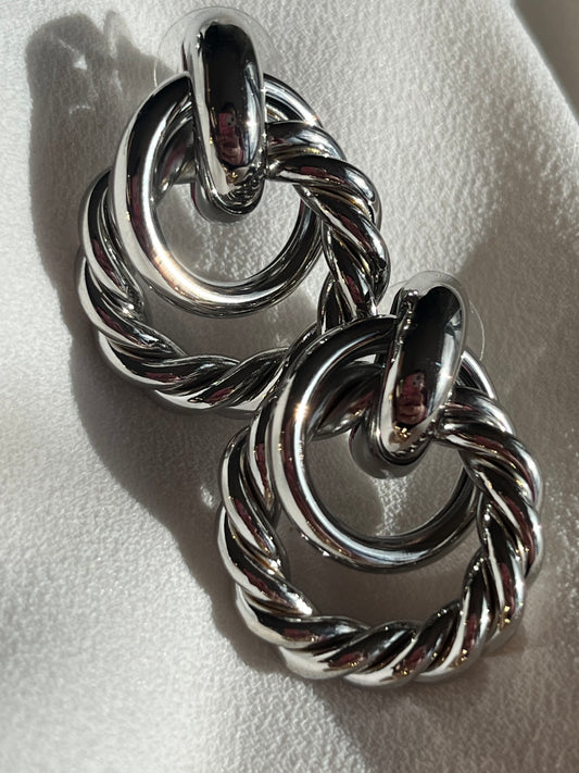 Twist hoop earrings