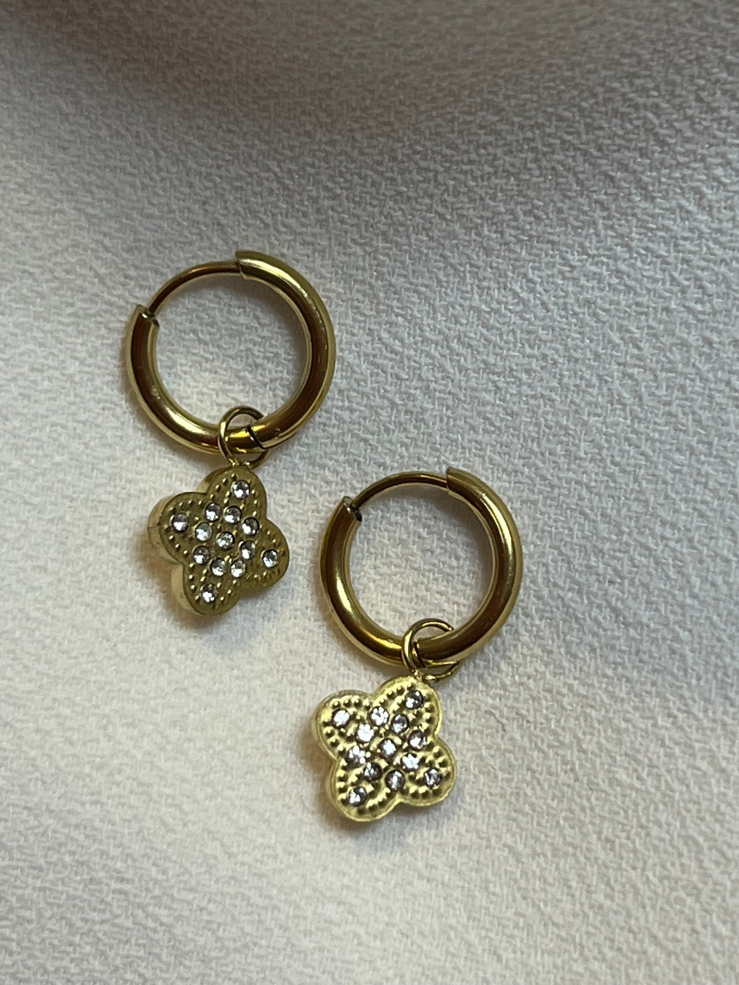 Mini clover earring