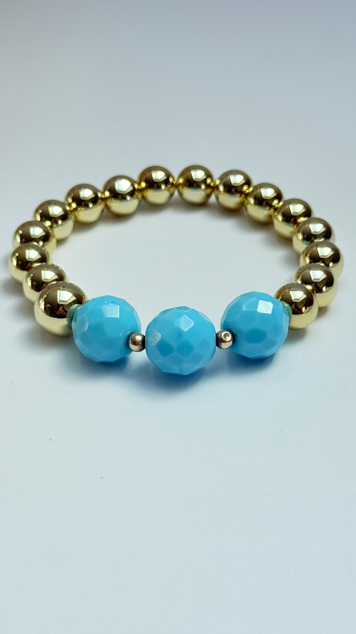 Gold acrylic & turquoise faceted bead bracelet