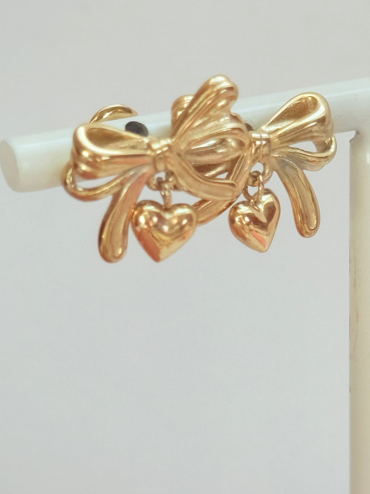 Gold  bow  stud