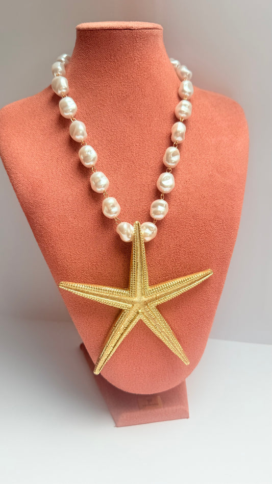 Statement pearl necklace
